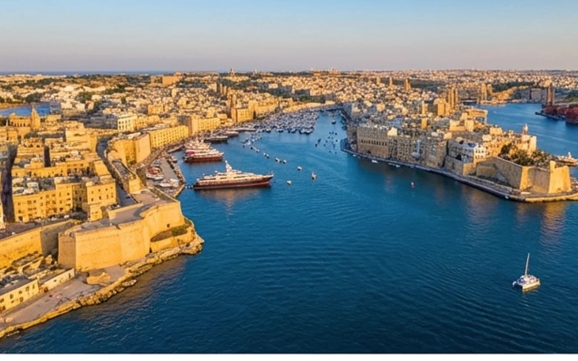 De Grand Harbour van Malta van bovenaf